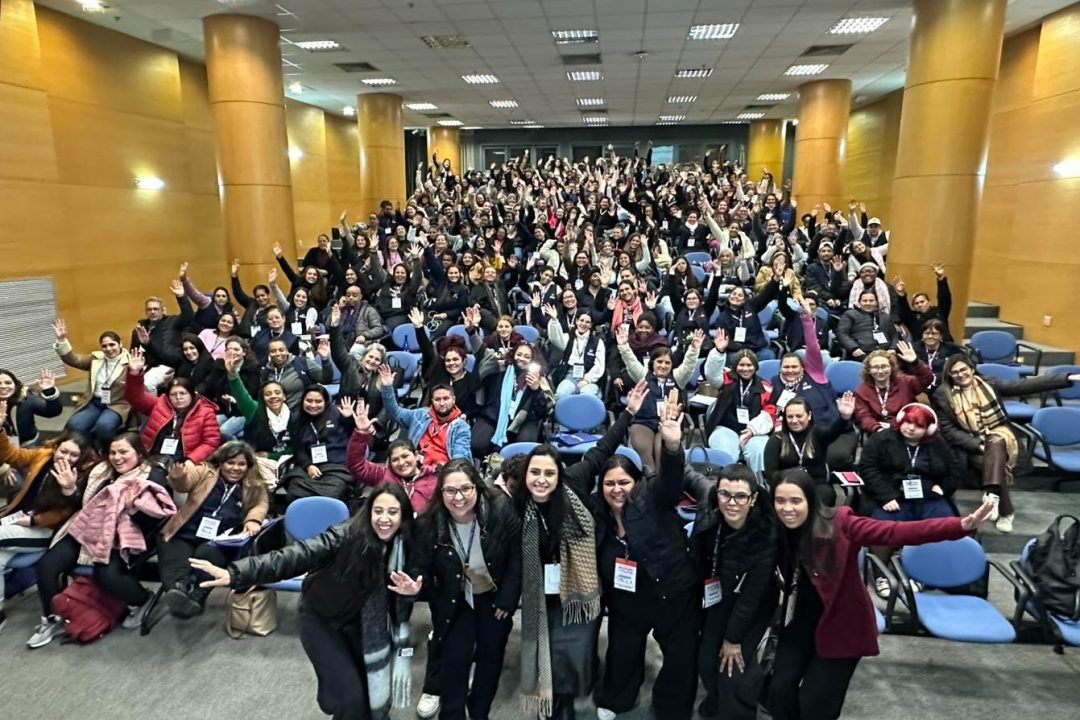 Mil vozes pela inclusão: vereadora Tanise Sabino dialoga com mais de mil profissionais da educação em seminário da ABESS