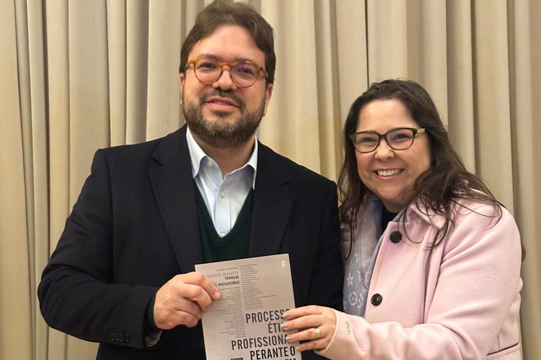 Vereadora Tanise Sabino prestigia lançamento do livro do vice-presidente do Cremers sobre ética médica