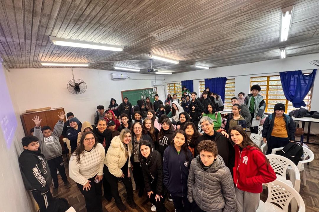 Escola Estadual Pedro Sirangelo recebe palestra sobre saúde mental para adolescentes