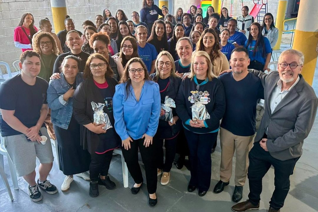 Formação reúne educadores de escolas de educação infantil comunitárias para discutir autismo no bairro Mário Quintana de Porto Alegre