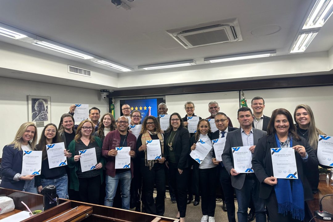 Treinamento “Atendimento no Gabinete com Excelência” integra equipes da vereadora Tanise Sabino e do deputado Sabino