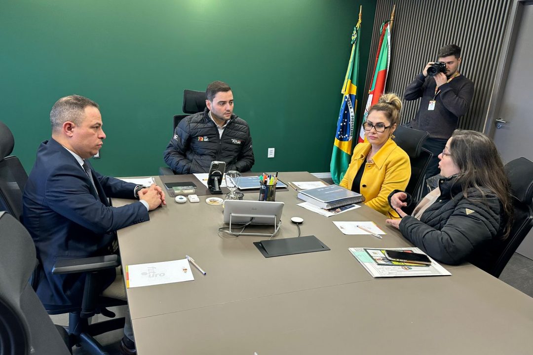 Vereadora Tanise Sabino e deputado Sabino apresentam ao vice-governador Gabriel Souza o case do programa Incluir+POA da Prefeitura de Porto Alegre