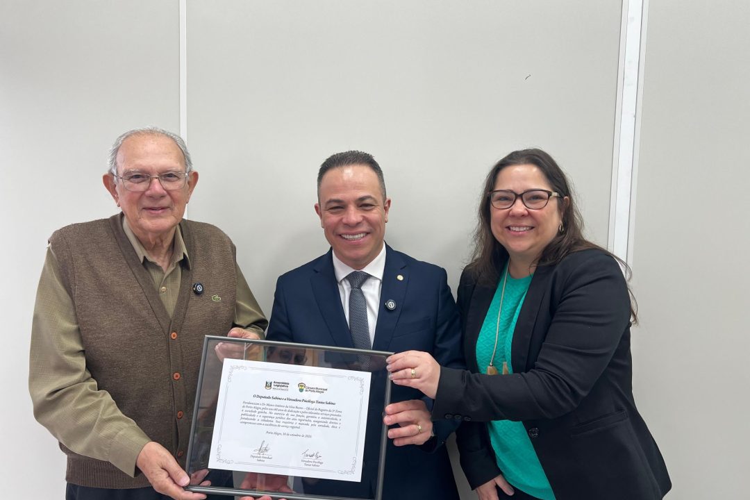 Deputado Sabino e Vereadora Psicóloga Tanise Sabino homenageiam Dr. Marco Antônio da Silva Bueno pelos 60 anos de atividade registral