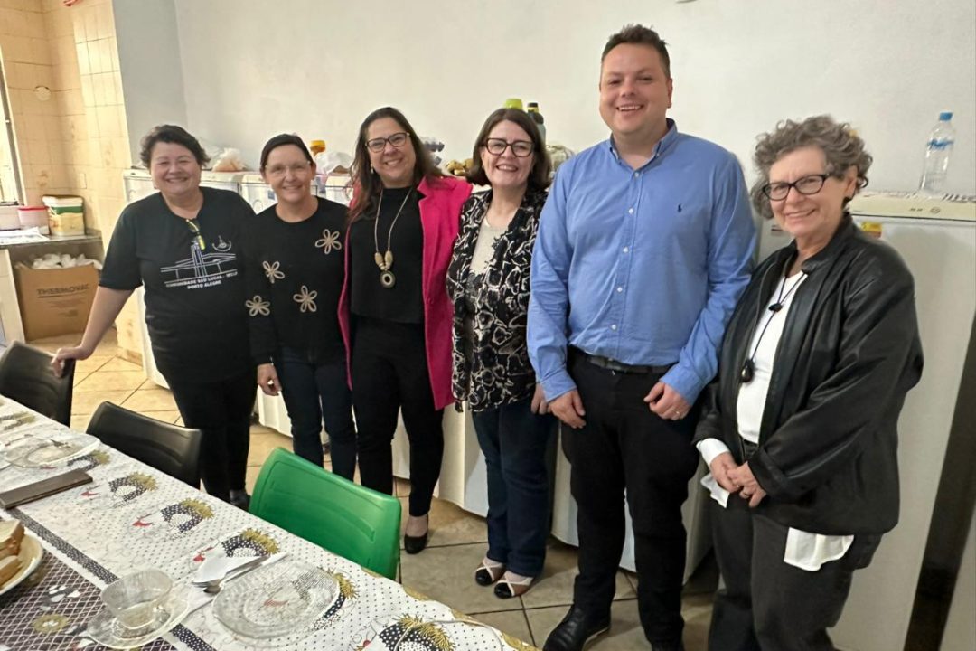 Vereadora Tanise Sabino leva o secretário Juliano Passini para conhecer o trabalho da Casa São Lucas, referência no apoio a pacientes em espera por transplante