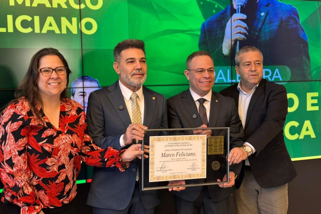 Deputado Sabino homenageia o Pr. Marco Feliciano com Medalha do Mérito da 56ª Legislatura