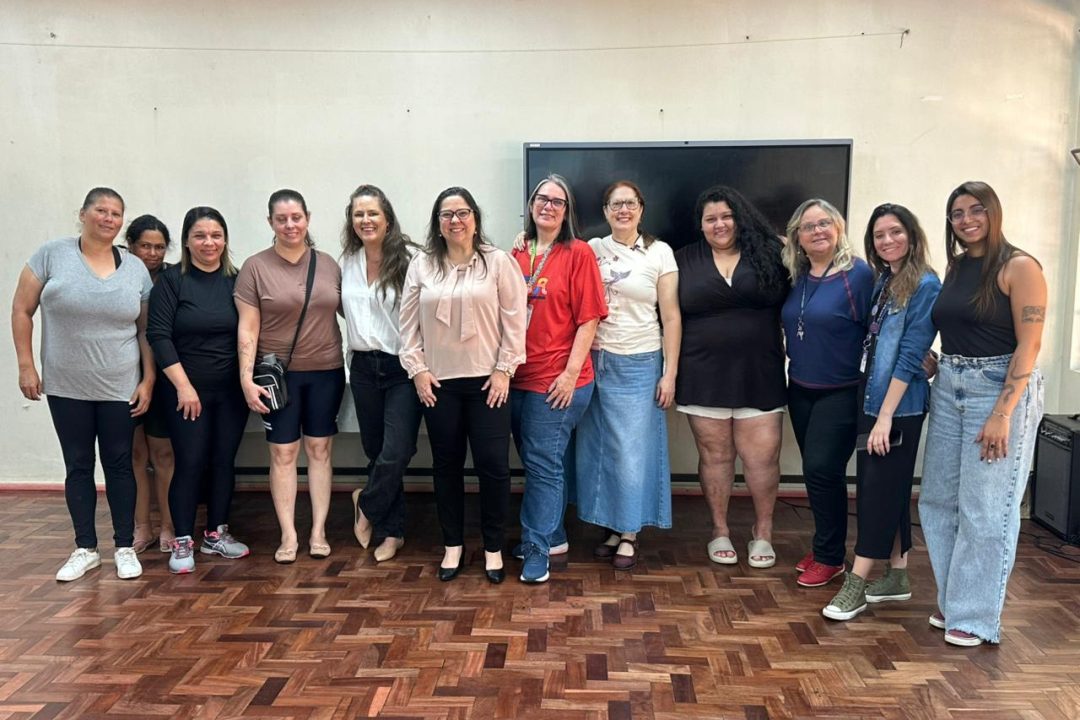Roda de conversa aproxima famílias atípicas na Escola Leocádia Felizardo Prestes no bairro Cavalhada