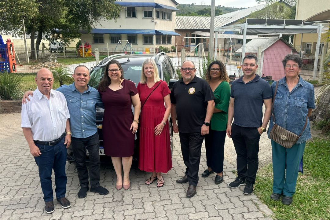 Tanise Sabino entrega carro à Clínica Esperança através de emenda parlamentar