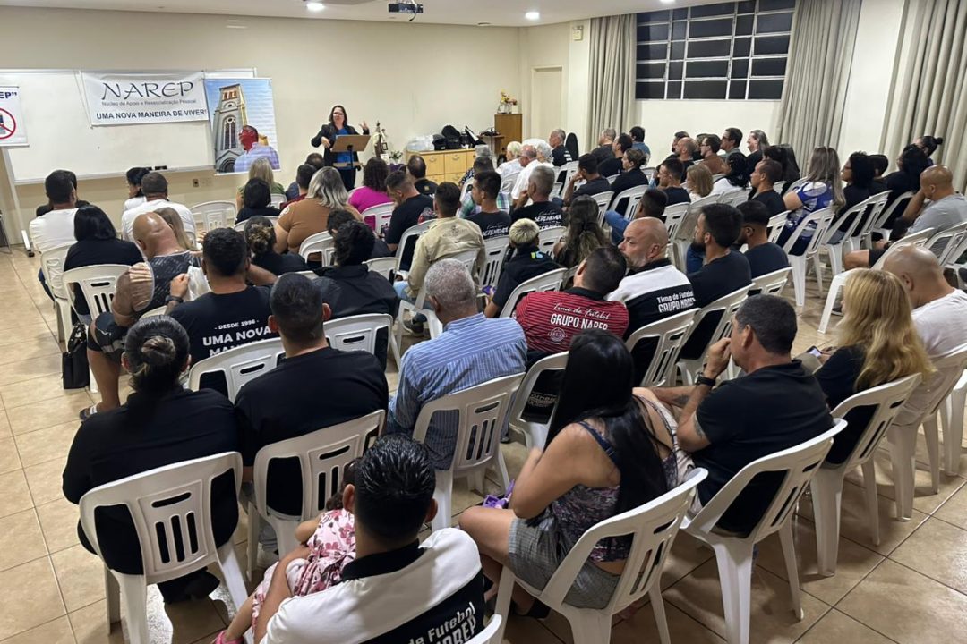 No NAREP, Tanise Sabino ministra reflexão sobre a Oração do Pai Nosso e relaciona fé ao processo de recuperação da dependência química