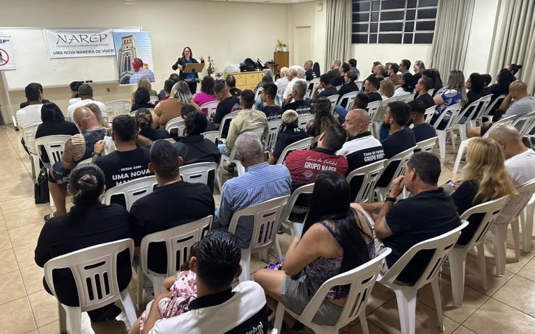 No NAREP, Tanise Sabino ministra reflexão sobre a Oração do Pai Nosso e relaciona fé ao processo de recuperação da dependência química