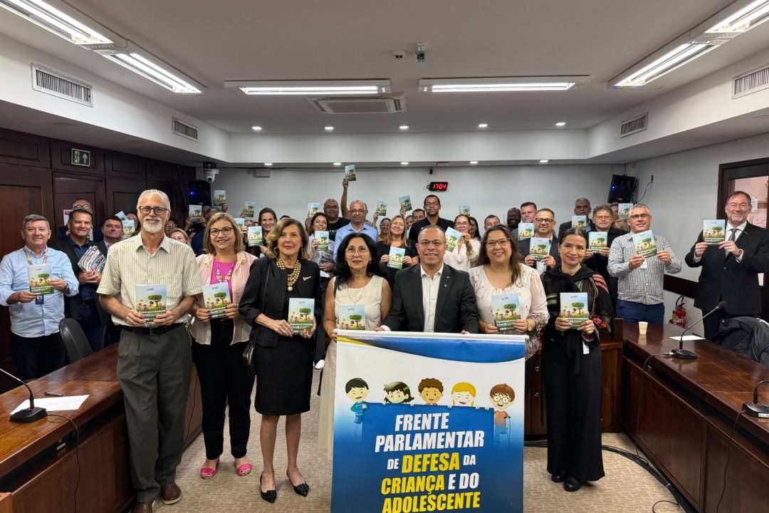 Tanise Sabino participa do lançamento da cartilha “Desenvolvimento Infantil: Guia completo do 0 aos 6 anos” na Assembleia Legislativa
