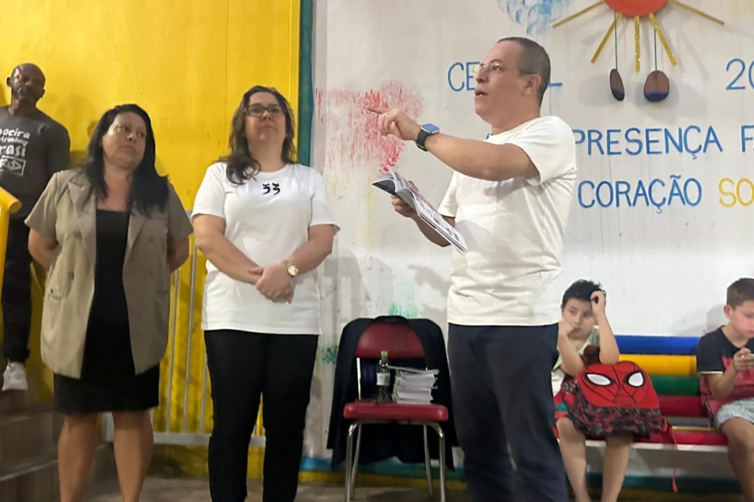 Informação para transformar cuidado: deputado Elizandro Sabino entrega cartilha sobre desenvolvimento infantil a famílias da zona sul