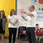 Informação para transformar cuidado: deputado Elizandro Sabino entrega cartilha sobre desenvolvimento infantil a famílias da zona sul