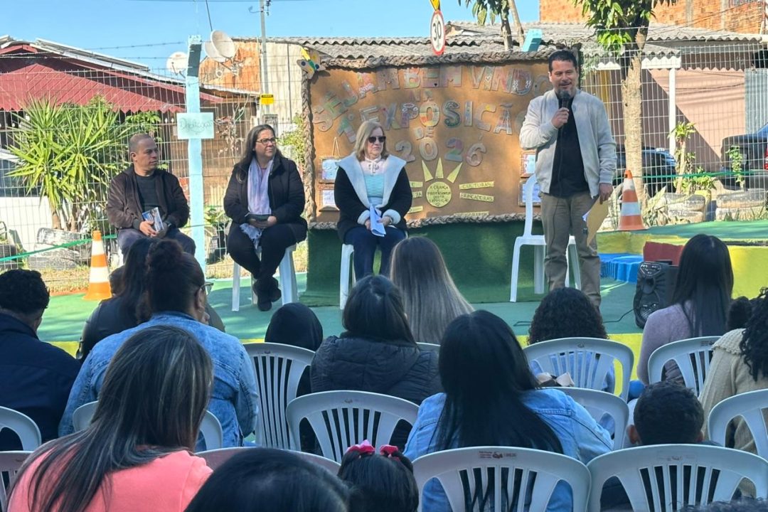 Sabino e Tanise apresentam cartilha sobre desenvolvimento infantil na Escola Vó Ana