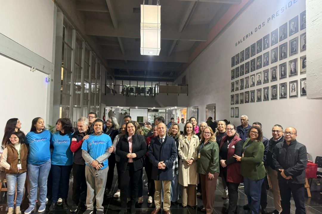 Ato marca a abertura da  Feira de Famílias Atípicas Empreendedoras na Câmara