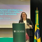 Tanise Sabino debate impactos psicológicos da violência contra a mulher em seminário promovido pelo CREMERS