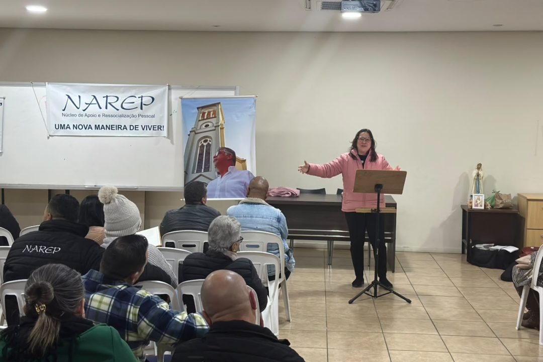Tanise Sabino ministra palestra sobre o Filho Pródigo no NAREP e leva mensagem de esperança para pessoas em recuperação da dependência química