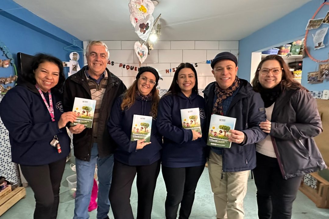 Tanise Sabino e deputado Sabino participam do Dia da Família na Escola Isabel Vieira e orientam pais sobre desenvolvimento infantil