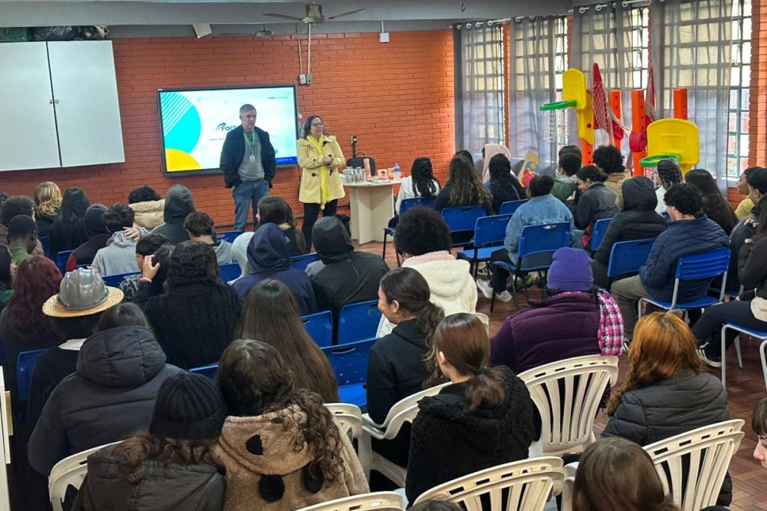 Tanise Sabino leva campanha Junho Laranja à Escola Ildo Meneghetti e orienta estudantes sobre prevenção de queimaduras