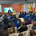 Tanise Sabino leva campanha Junho Laranja à Escola Ildo Meneghetti e orienta estudantes sobre prevenção de queimaduras