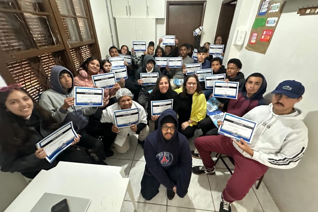 Vereadora Psicóloga Tanise Sabino realiza mais uma edição do curso “Acerte na Entrevista e no Currículo” para jovens da Oficina do