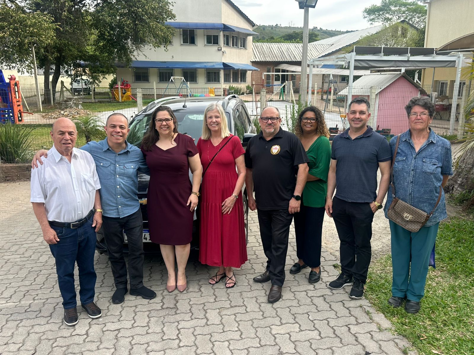 Tanise Sabino entrega carro à Clínica Esperança através de emenda parlamentar